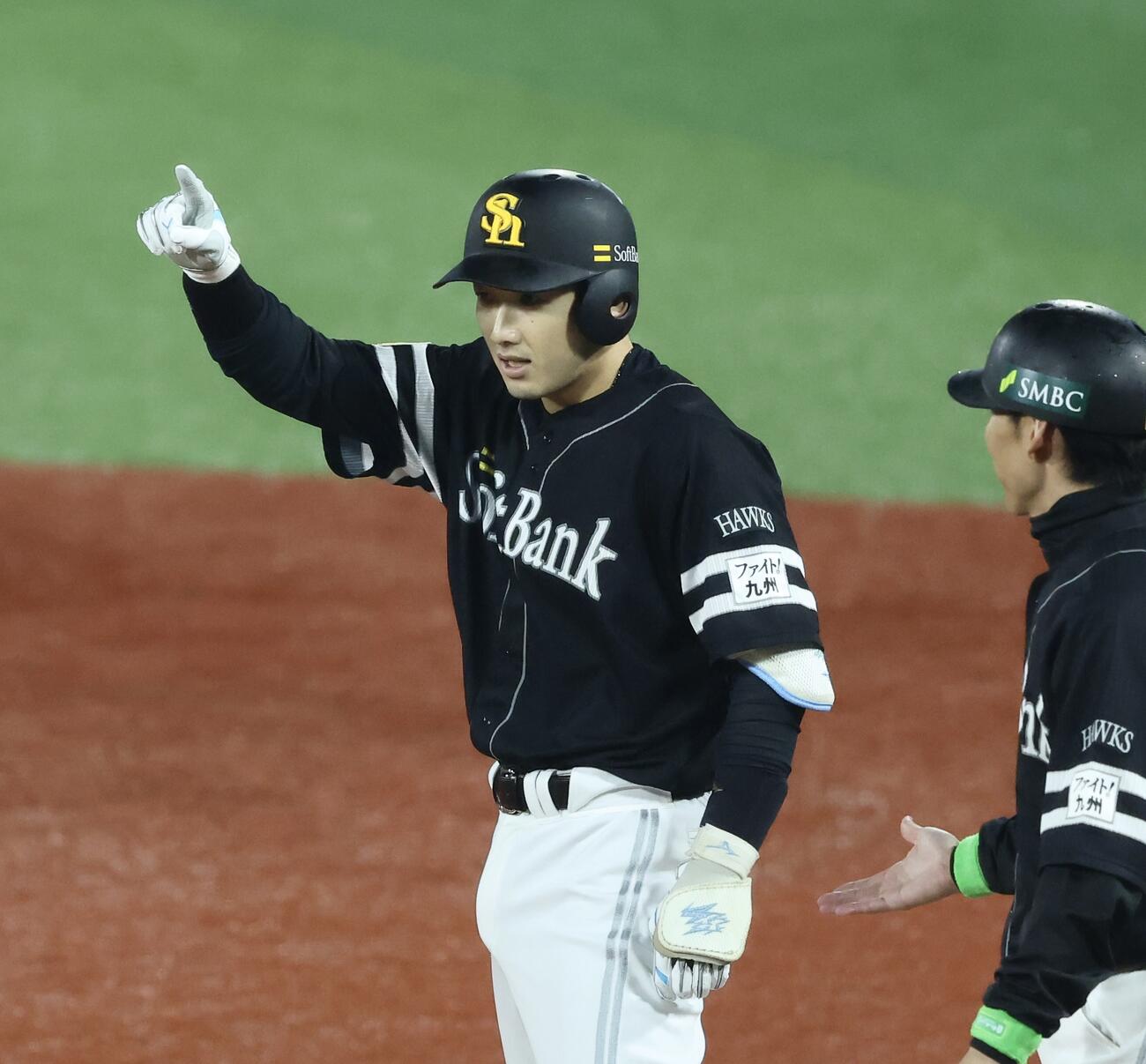 DeNA対ソフトバンク　2回表ソフトバンク1死、右前打を放ち出塁する山本祐大（撮影・河田真司）