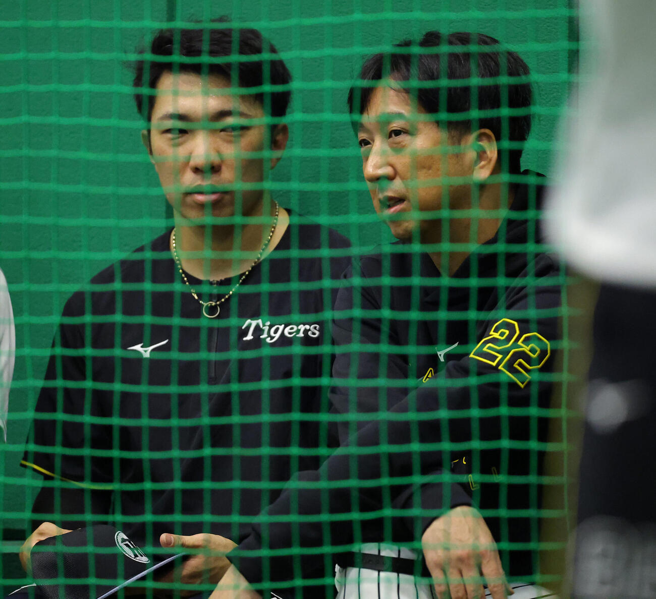 藤川球児監督（右）は石井大智と話をする（撮影・上田博志）