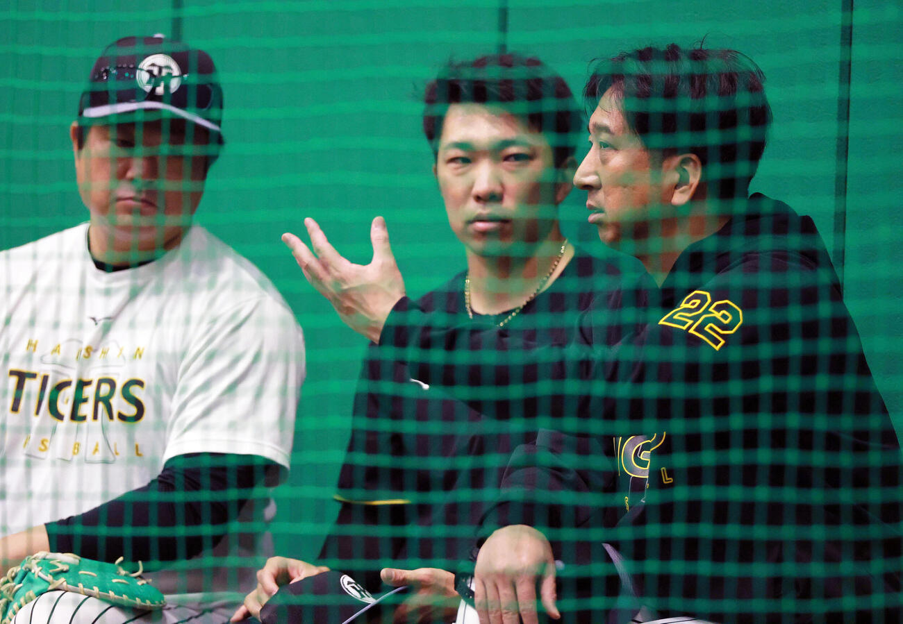 阪神石井大智（中央）と話す藤川球児監督。左は安藤優也投手チーフコーチ（撮影・上山淳一）