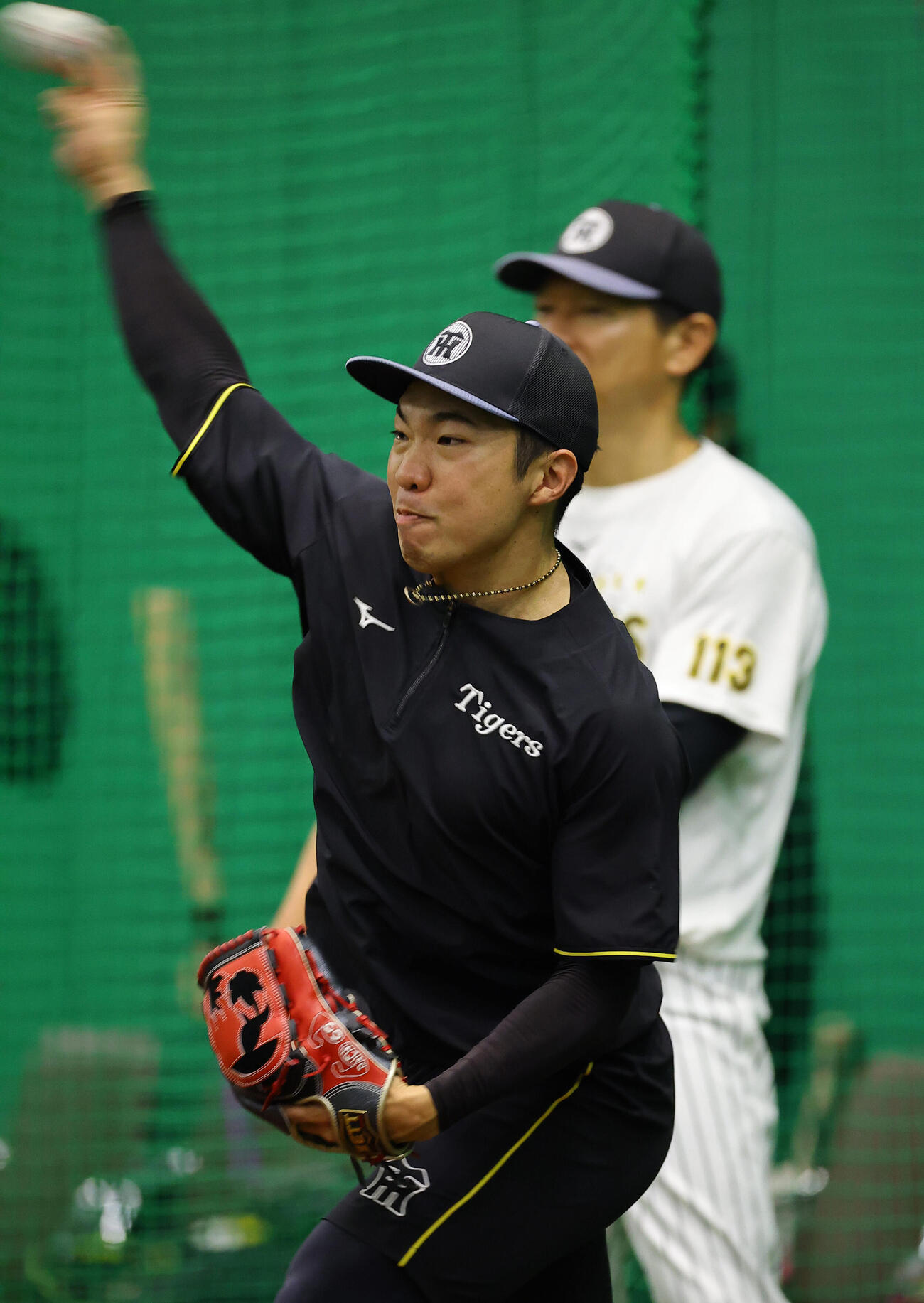 キャッチボールをする石井大智（撮影・上田博志）