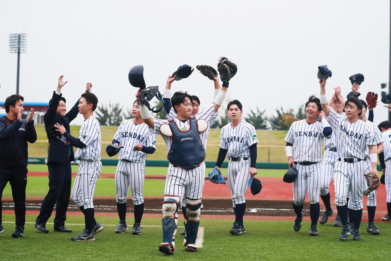 仙台大対富士大　決勝進出を決め喜ぶ仙台大ナイン（撮影・高橋香奈）