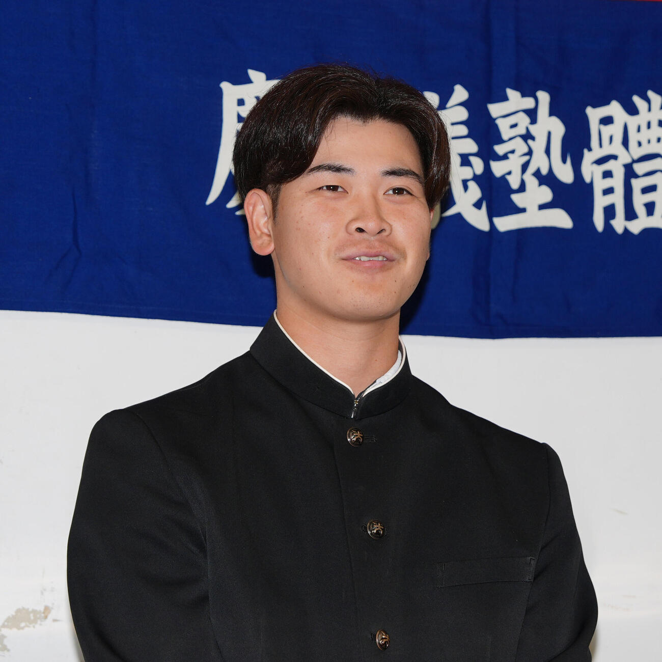 ソフトバンクから3位の指名を受けた慶大・渡辺和大は笑顔で記者の質問に答える（撮影・小島史椰）