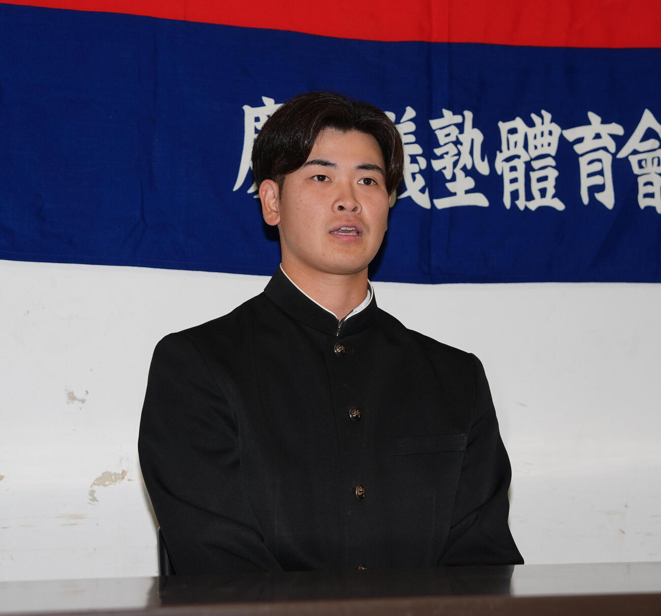 ソフトバンクから3位の指名を受けた慶大・渡辺和大は抱負を語る（撮影・小島史椰）