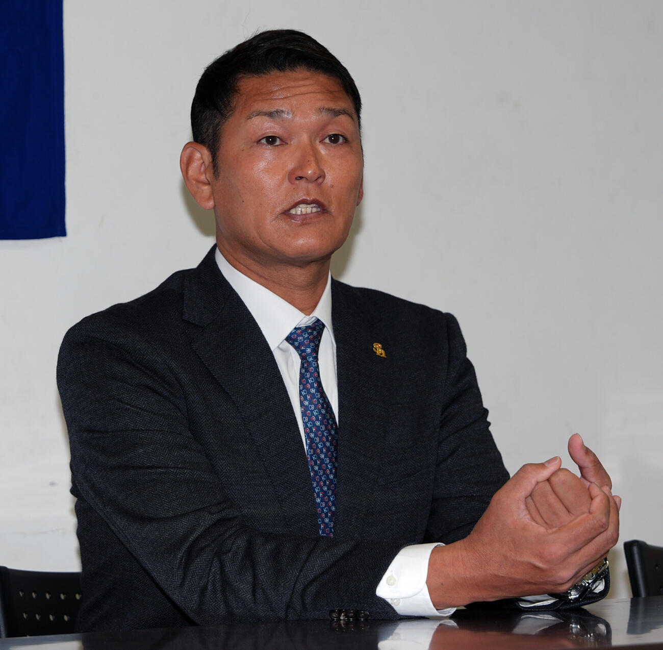 記者の質問に答える永井智浩スカウト部部長（撮影・小島史椰）