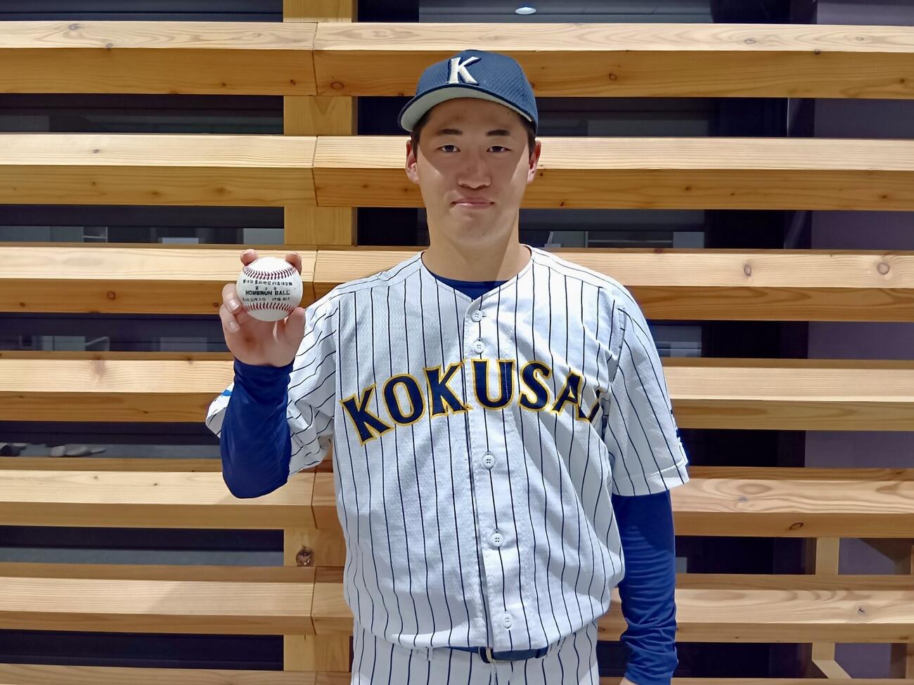 決勝3ランのホームランボールを手にする東日本国際大・伊藤航大外野手（撮影・高橋香奈）