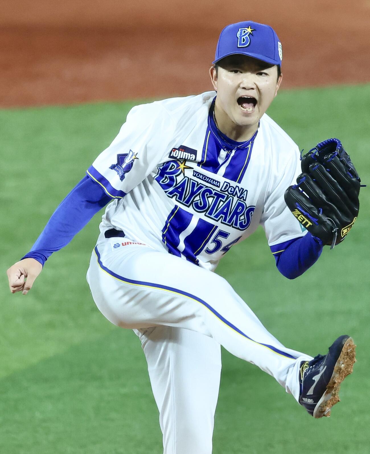 DeNA対ソフトバンク　1回表ソフトバンク2死一、二塁、柳田悠岐を見逃し三振に仕留め、雄たけびを上げる石田裕太郎（撮影・河田真司）