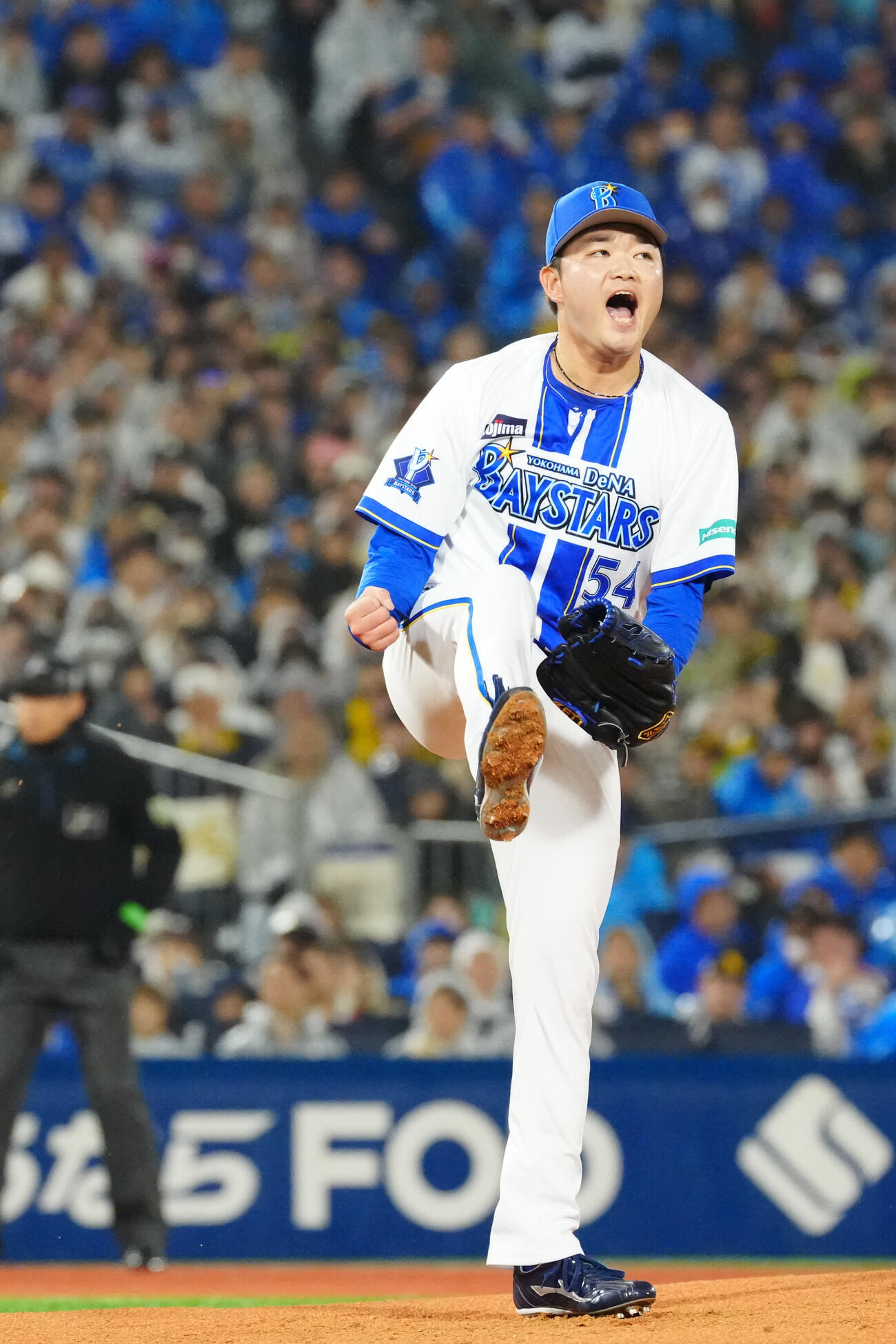DeNA対ソフトバンク　1回表ソフトバンク2死一、二塁、柳田悠岐から見逃し三振を奪い、雄たけびを上げる石田裕太郎（撮影・江口和貴）