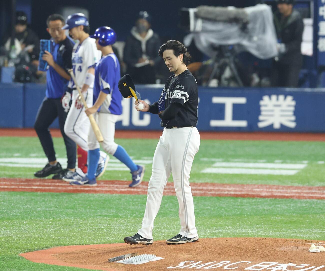DeNA対ソフトバンク　1回裏DeNA無死、度会隆輝に死球を与える上沢直之（撮影・黒川智章）
