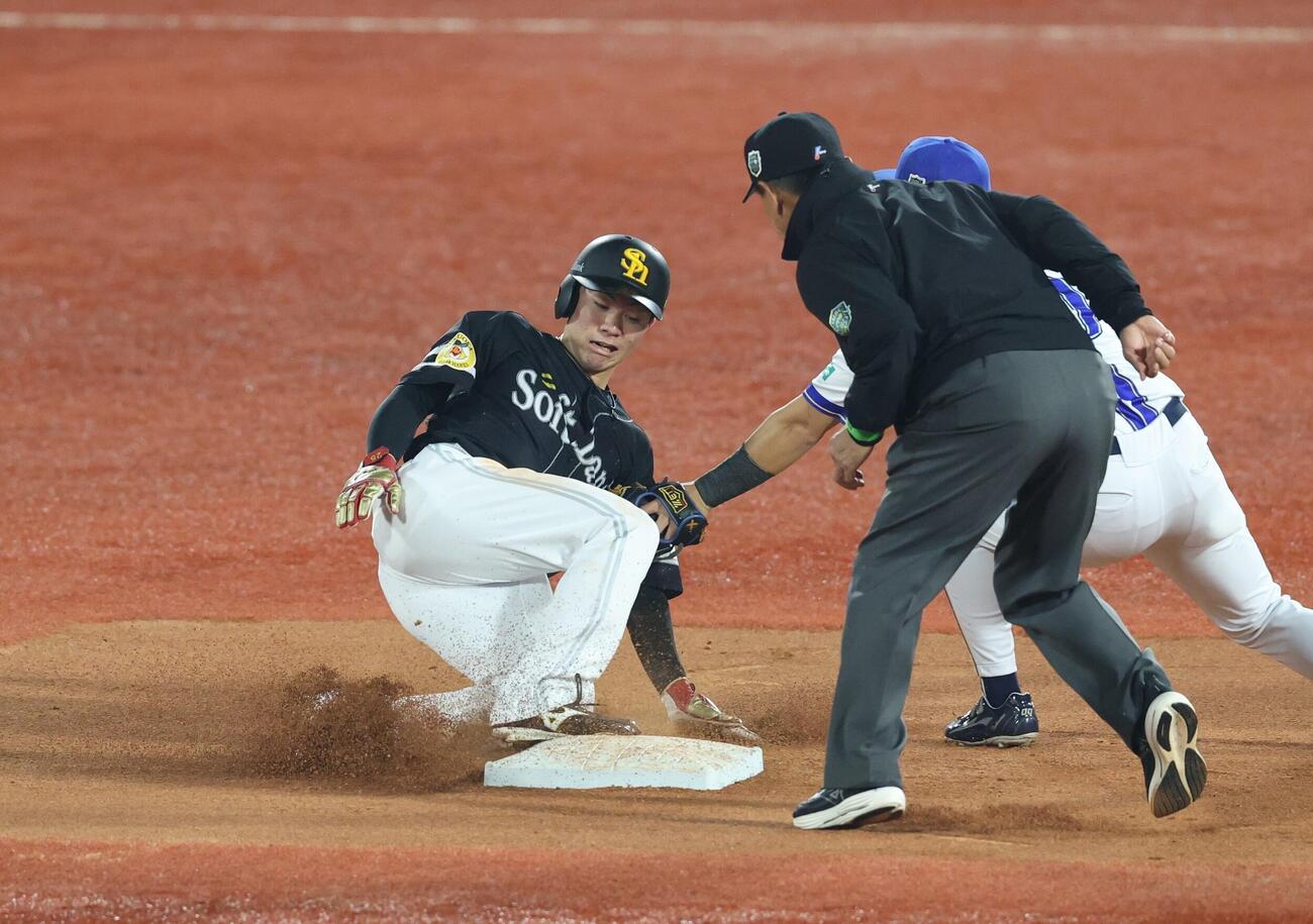 DeNA対ソフトバンク　5回表ソフトバンク1死一塁、盗塁を決める庄子雄大（撮影・黒川智章）
