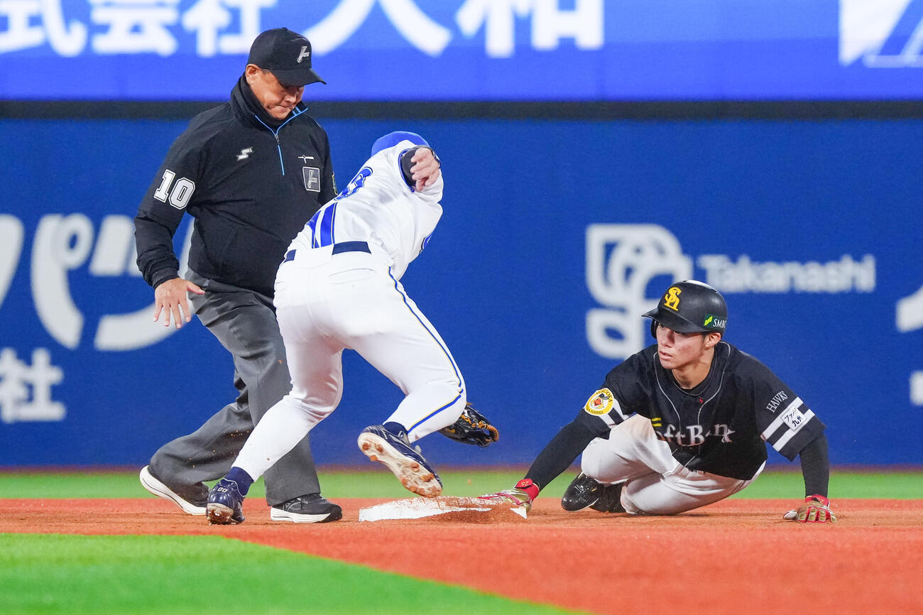 DeNA対ソフトバンク　5回表ソフトバンク1死一塁、二塁盗塁を決めた庄子雄大（右）（撮影・江口和貴）