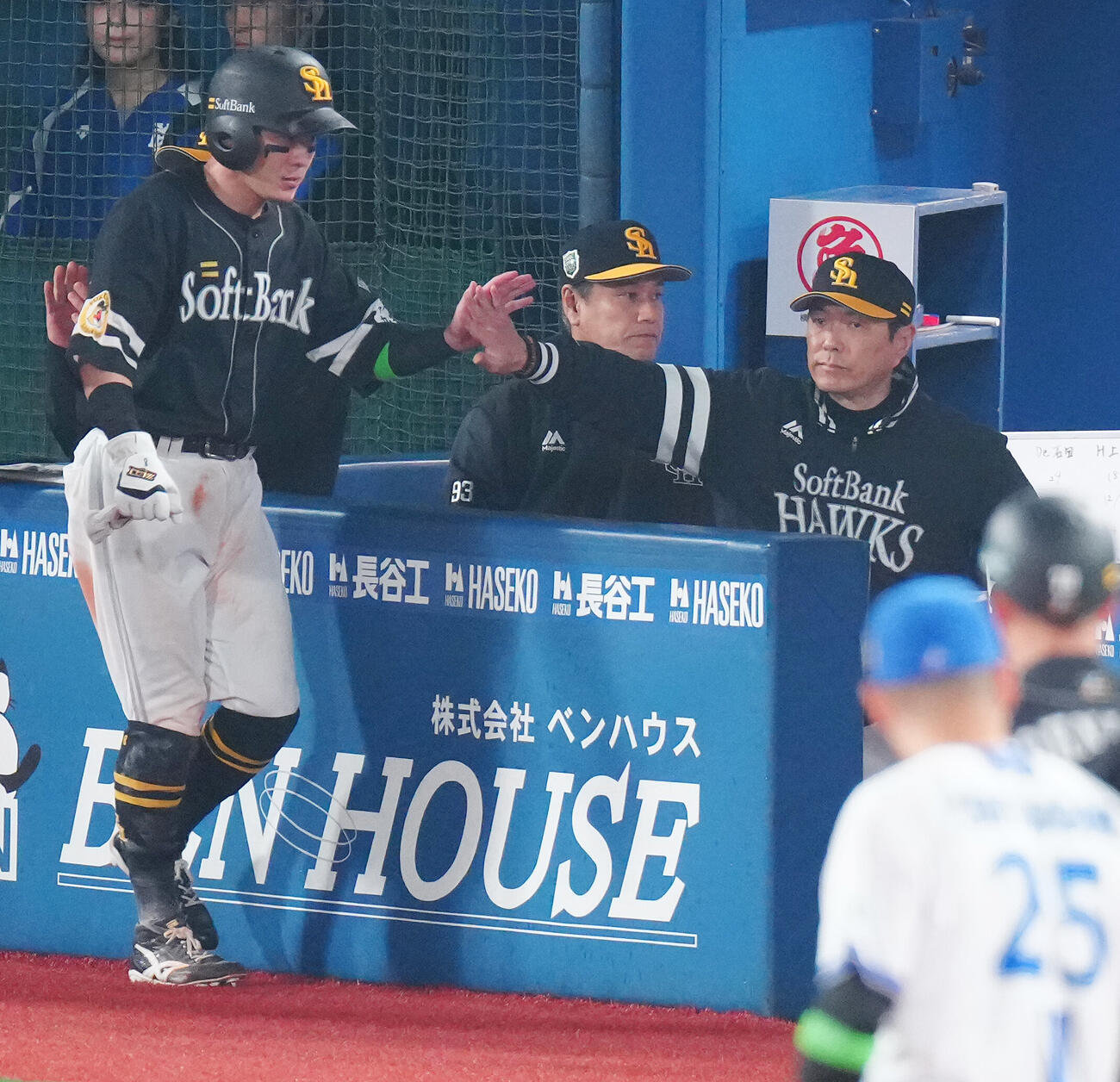 DeNA対ソフトバンク　7回表ソフトバンク無死二、三塁、庄子雄大の二ゴロの間に生還した三塁走者牧原大成（左）を迎える小久保裕紀監督（撮影・鈴木みどり）