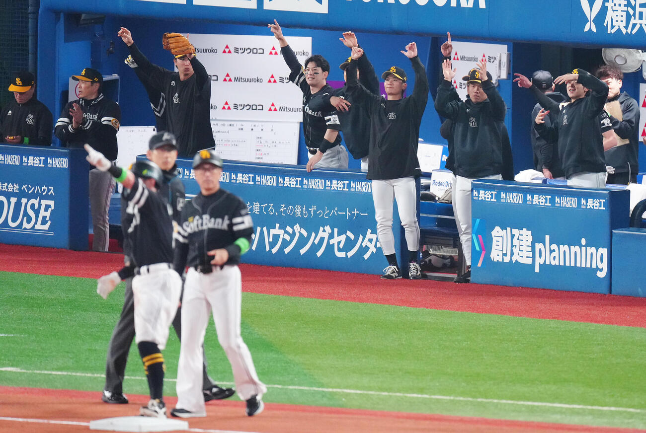 DeNA対ソフトバンク　7回表ソフトバンク無死一塁、山本祐大の左二塁打に盛り上がるベンチ（撮影・鈴木みどり）