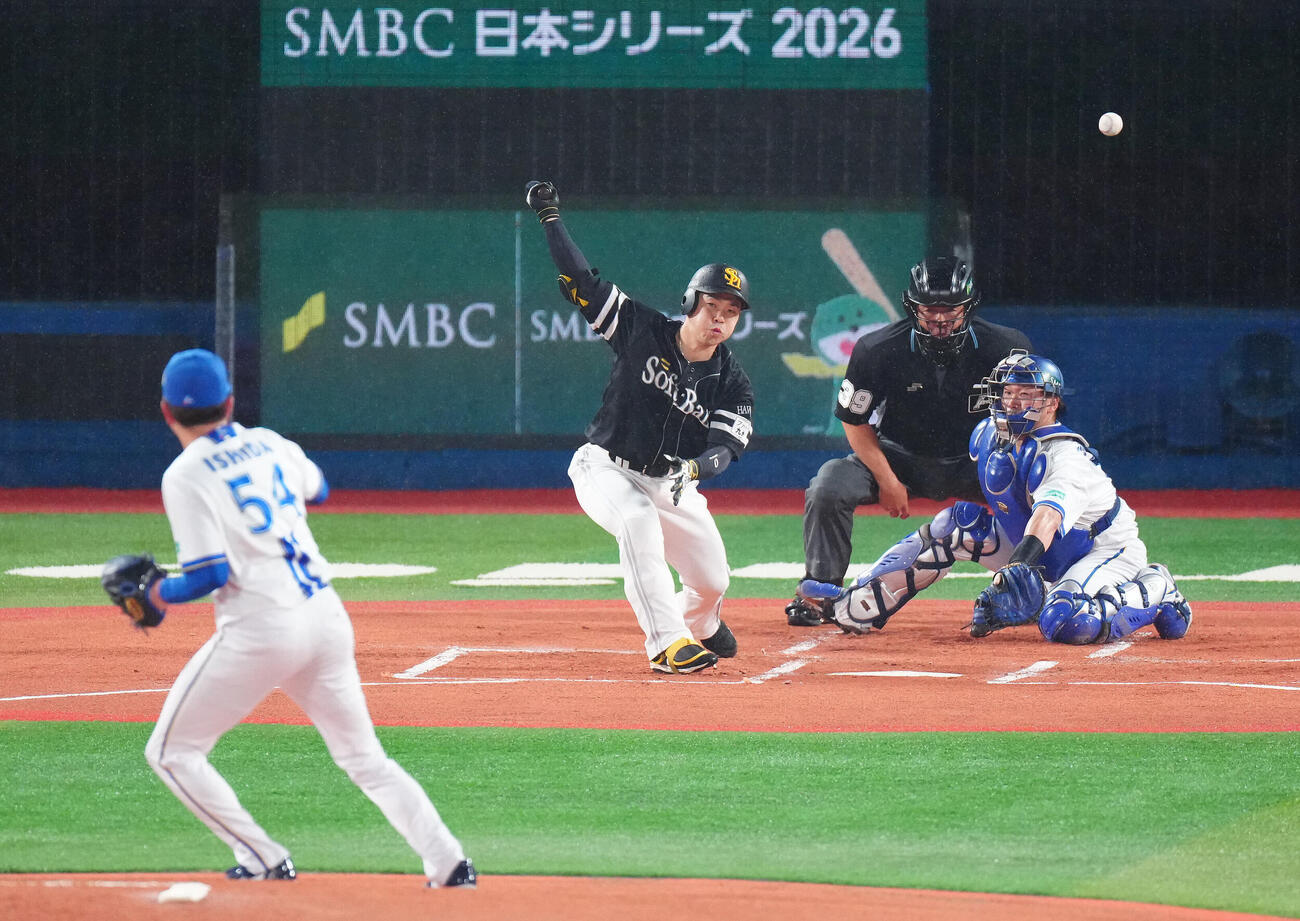 DeNA対ソフトバンク　1回表ソフトバンク2死、内野安打を放つ近藤健介。投手石田裕太郎（撮影・鈴木みどり）