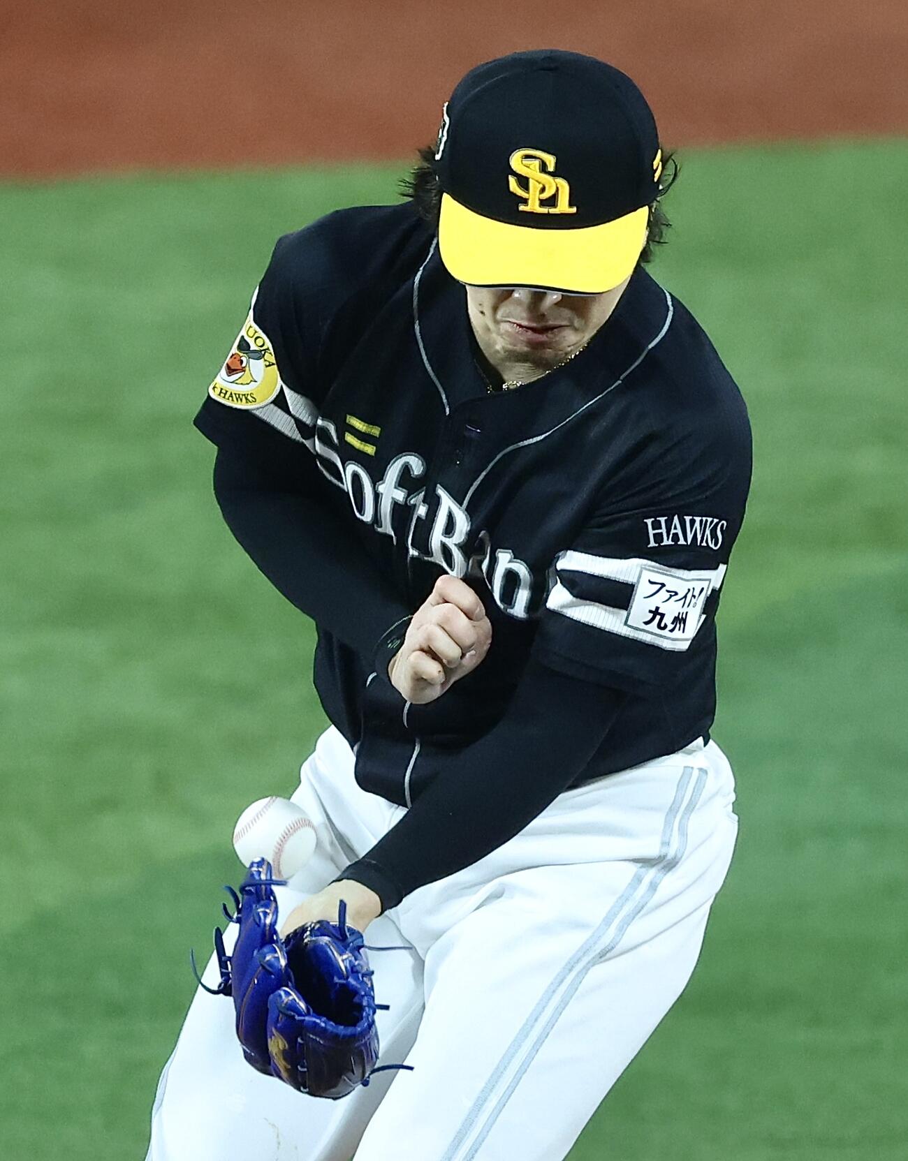 DeNA対ソフトバンク　7回裏DeNA無死、梶原昂希の投ゴロとなる打球が上沢直之の右太ももに当たる（撮影・河田真司）