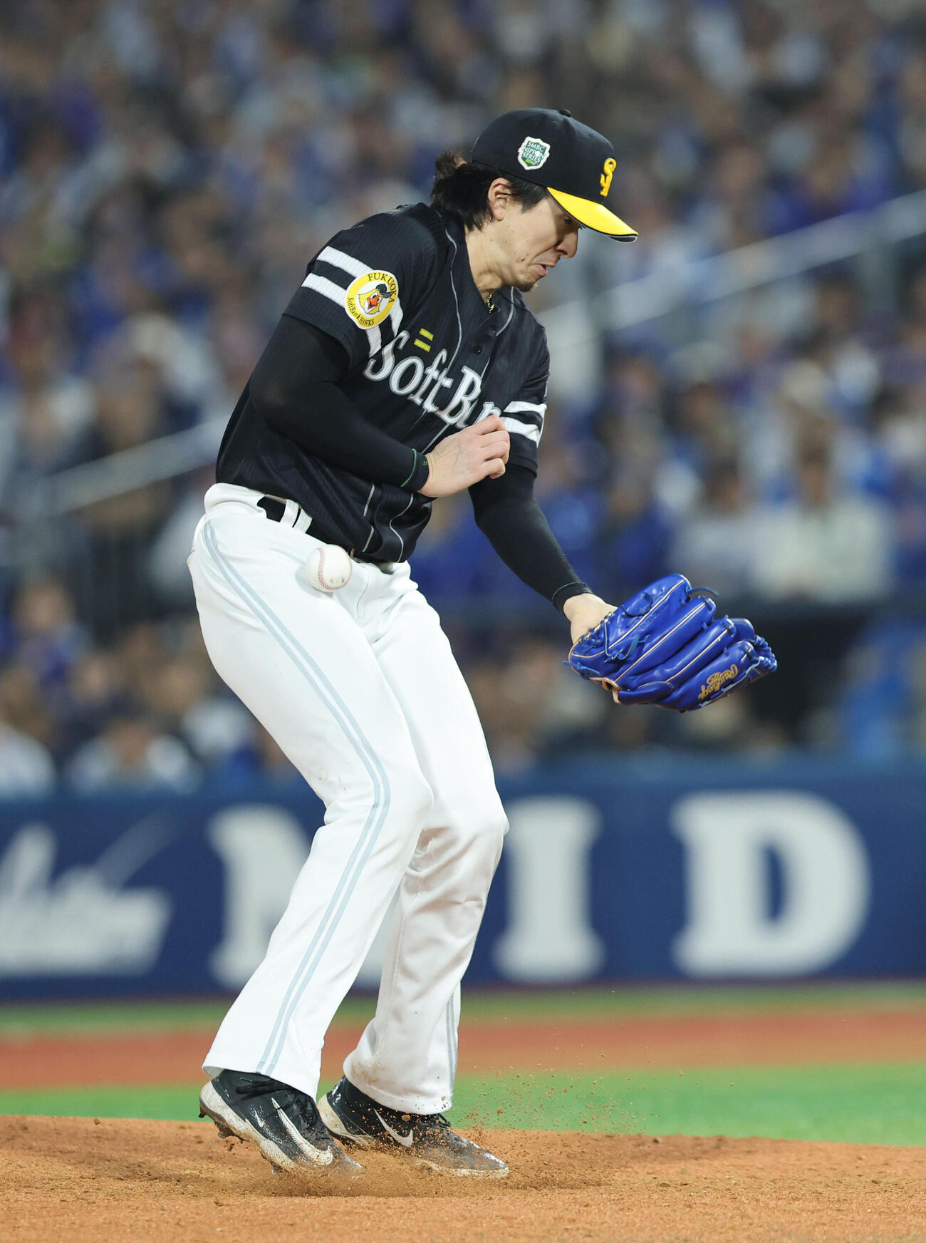DeNA対ソフトバンク　7回裏DeNA無死、梶原昂希の打球が足に当たるが落ち着いて処理し投ゴロに仕留めた上沢直之（撮影・梅根麻紀）