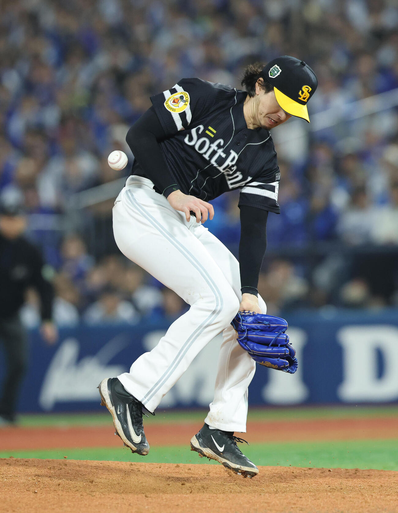 DeNA対ソフトバンク　7回裏DeNA無死、梶原昂希の打球が足に当たるが落ち着いて処理し投ゴロに仕留めた上沢直之（撮影・梅根麻紀）