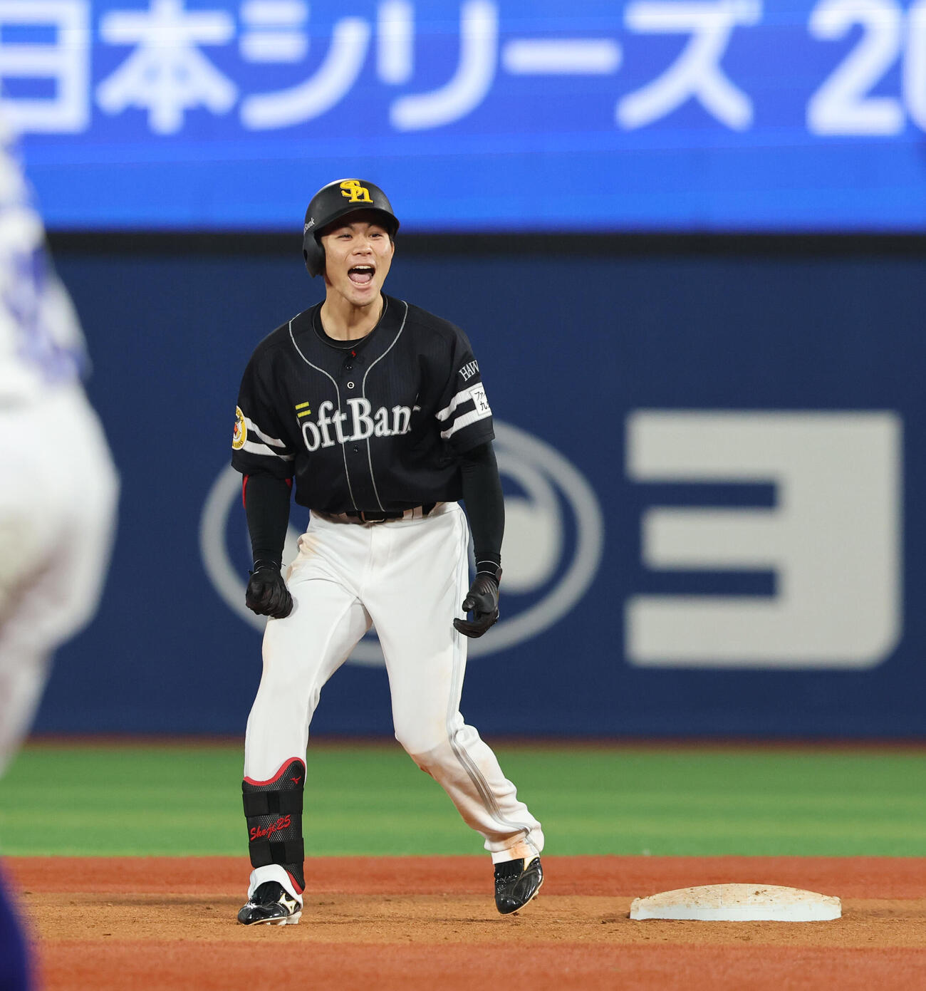 DeNA対ソフトバンク　11回表ソフトバンク1死一、二塁、庄子雄大は勝ち越しとなる左越え適時二塁打を放ち雄たけびを上げる（撮影・梅根麻紀）
