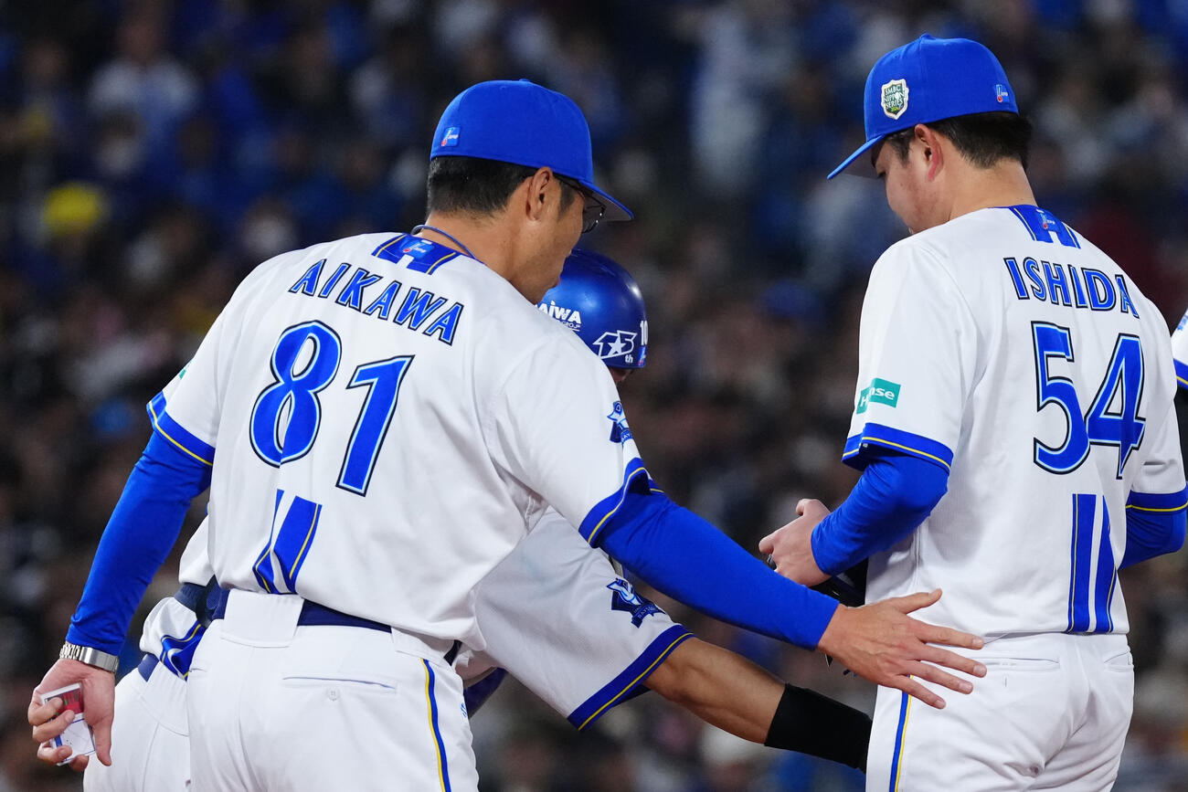 DeNA対ソフトバンク　7回表途中、降板するDeNA先発の石田裕太郎（右）をねぎらう相川亮二監督（撮影・江口和貴）