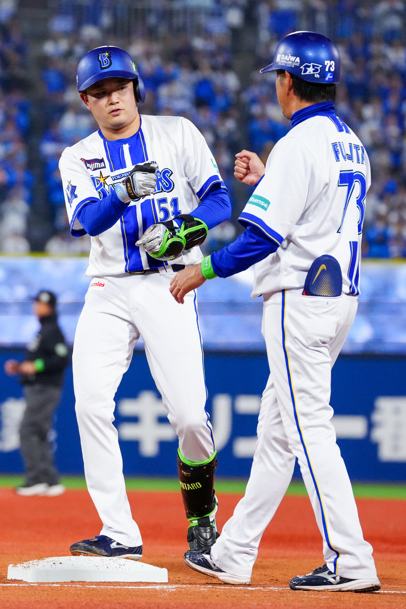 DeNA対ソフトバンク　3回裏DeNA無死、中前打を放った石田裕太郎（左）（撮影・江口和貴）