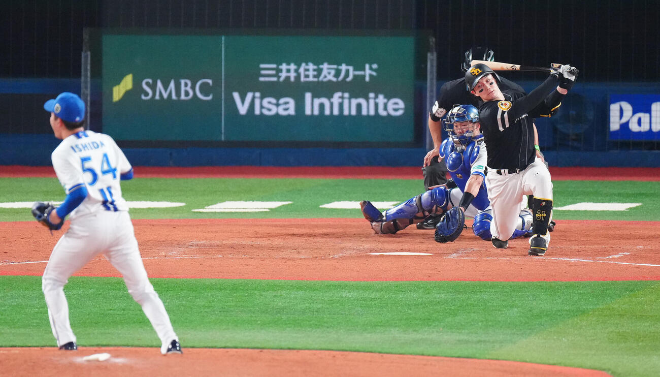 DeNA対ソフトバンク　5回表ソフトバンク2死二塁、空振り三振に倒れる正木智也。投手石田裕太郎（撮影・鈴木みどり）