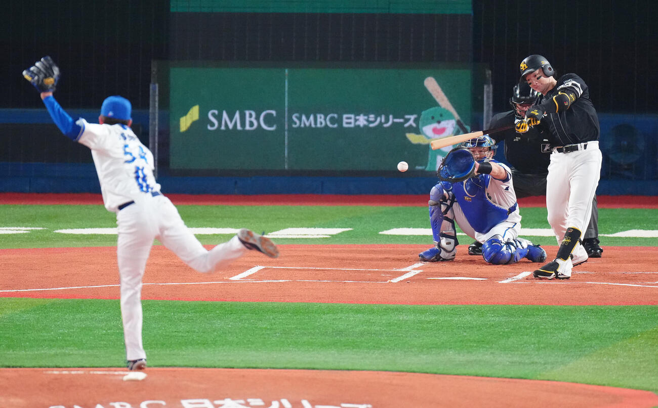 DeNA対ソフトバンク　1回表ソフトバンク無死、二ゴロに倒れる正木智也。投手石田裕太郎（撮影・鈴木みどり）