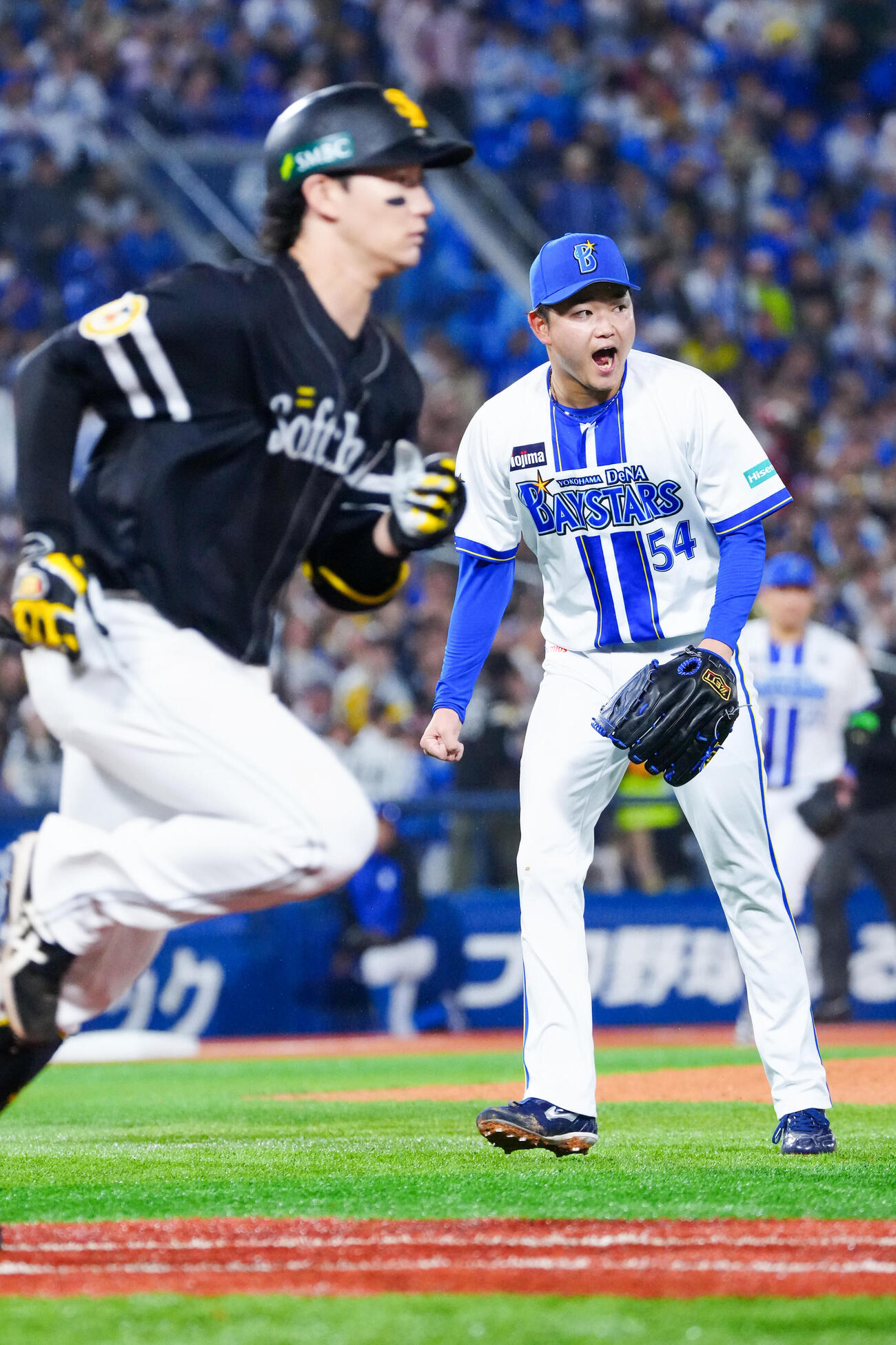 DeNA対ソフトバンク　5回表ソフトバンク2死二塁、正木智也（左）から空振り三振を奪い、雄たけびを上げる石田裕太郎（撮影・江口和貴）