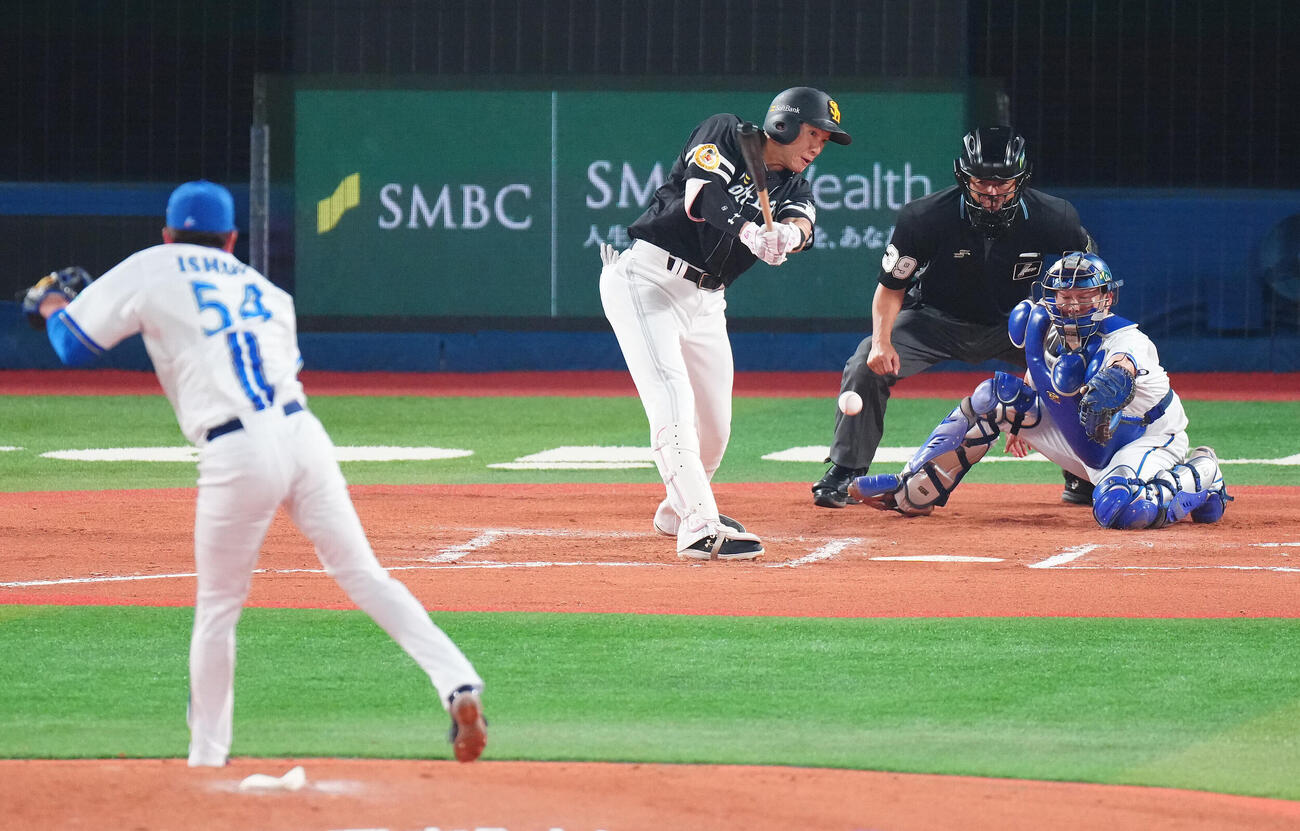 DeNA対ソフトバンク　6回表ソフトバンク2死二塁、二ゴロに倒れる柳田悠岐。投手石田裕太郎（撮影・鈴木みどり）
