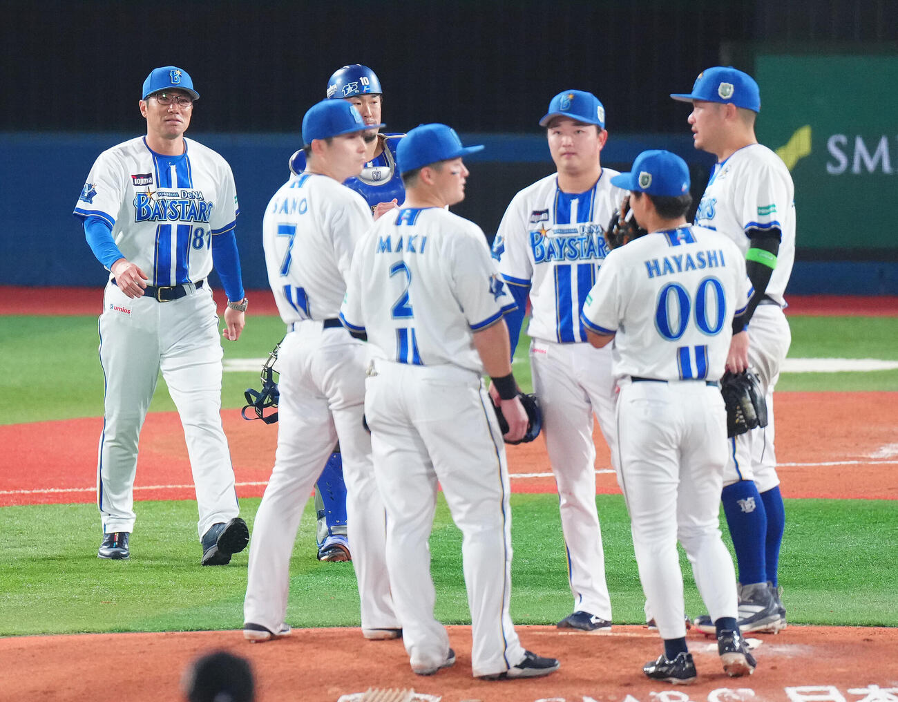 DeNA対ソフトバンク　7回表、石田裕太郎（右から3人目）に降板を告げるためマウンドへ向かうDeNA相川亮二監督（左）（撮影・鈴木みどり）