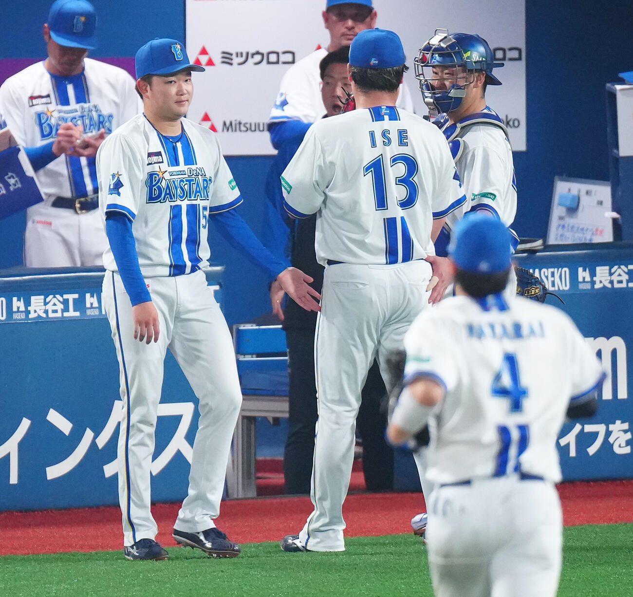 DeNA対ソフトバンク　7回表を終えベンチへ戻る伊勢大夢（中央）を迎えるDeNA石田裕太郎（左手前）（撮影・鈴木みどり）