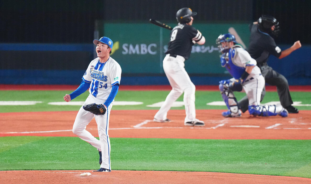 DeNA対ソフトバンク　1回表ソフトバンク2死一、二塁、柳田悠岐を見逃し三振に仕留め、雄たけびを上げる石田裕太郎（撮影・鈴木みどり）