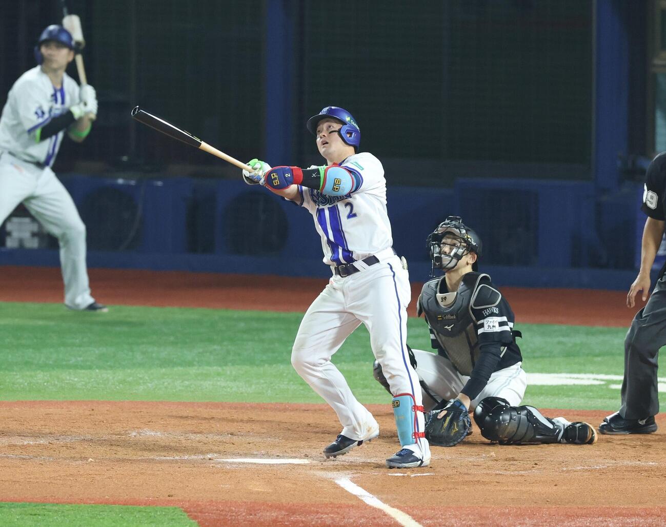 DeNA対ソフトバンク　8回裏DeNA2死、本塁打を放つ牧秀悟（撮影・黒川智章）