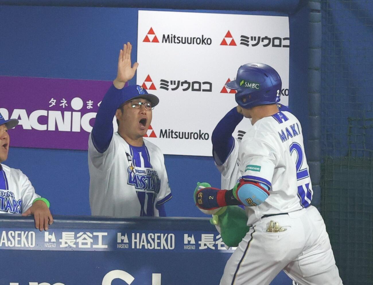DeNA対ソフトバンク　8回裏DeNA2死、本塁打を放った牧秀悟を出迎える相川亮二監督（撮影・黒川智章）