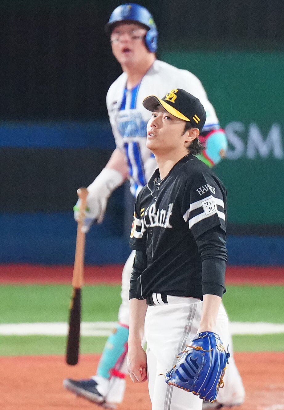 DeNA対ソフトバンク　8回裏DeNA2死、牧秀悟（後方）にソロ本塁打を浴びる松本裕樹（撮影・鈴木みどり）