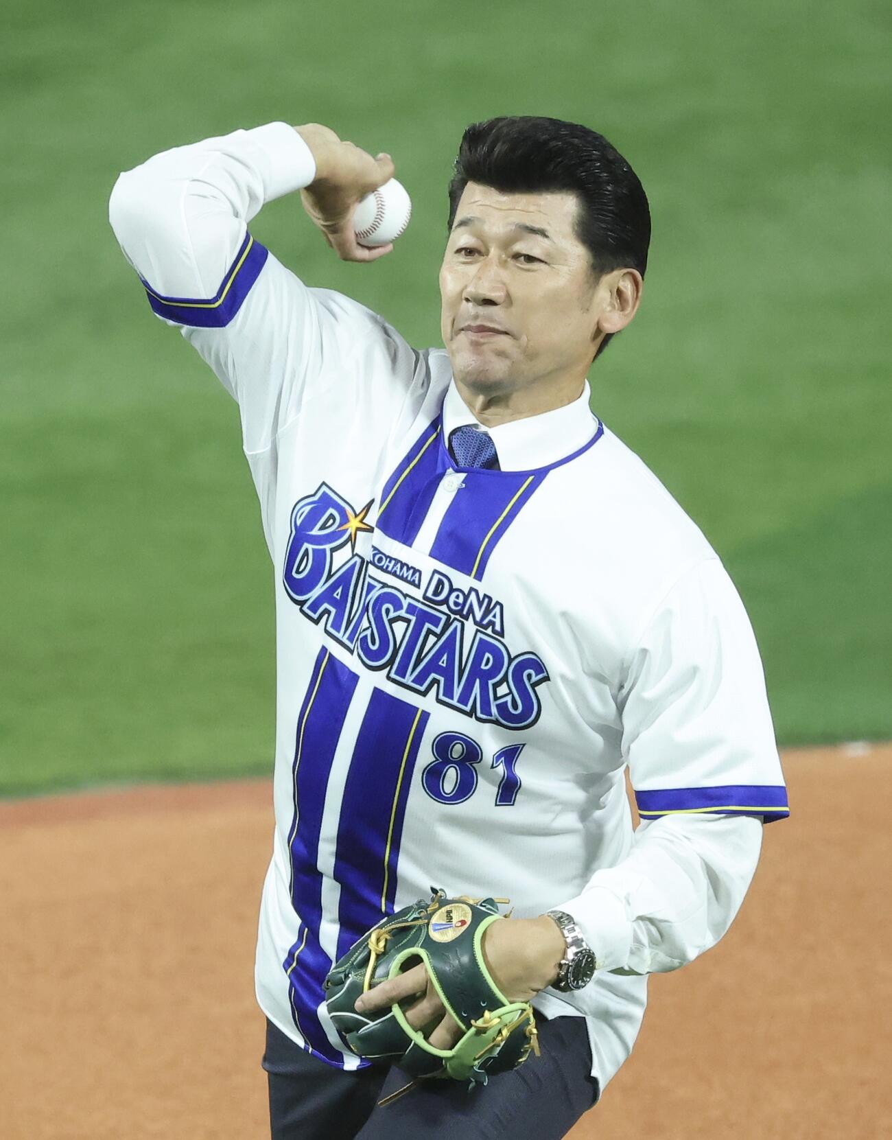 DeNA対ソフトバンク　開始前、始球式を務める三浦大輔氏（撮影・河田真司）