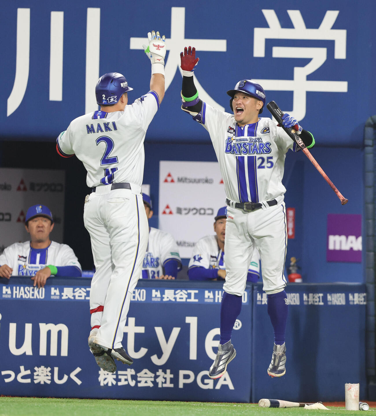 DeNA対ソフトバンク　8回裏DeNA2死、牧秀悟（左）は中越えに同点となる本塁打を放ち筒香嘉智とジャンプしてハイタッチ（撮影・梅根麻紀）