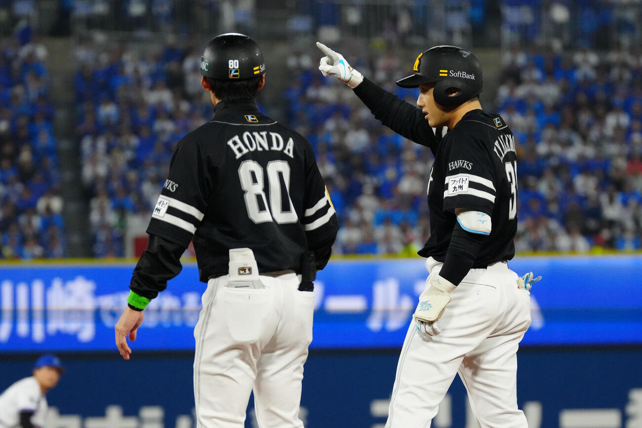 DeNA対ソフトバンク　2回表ソフトバンク1死、右前打を放った山本祐大（右）（撮影・江口和貴）