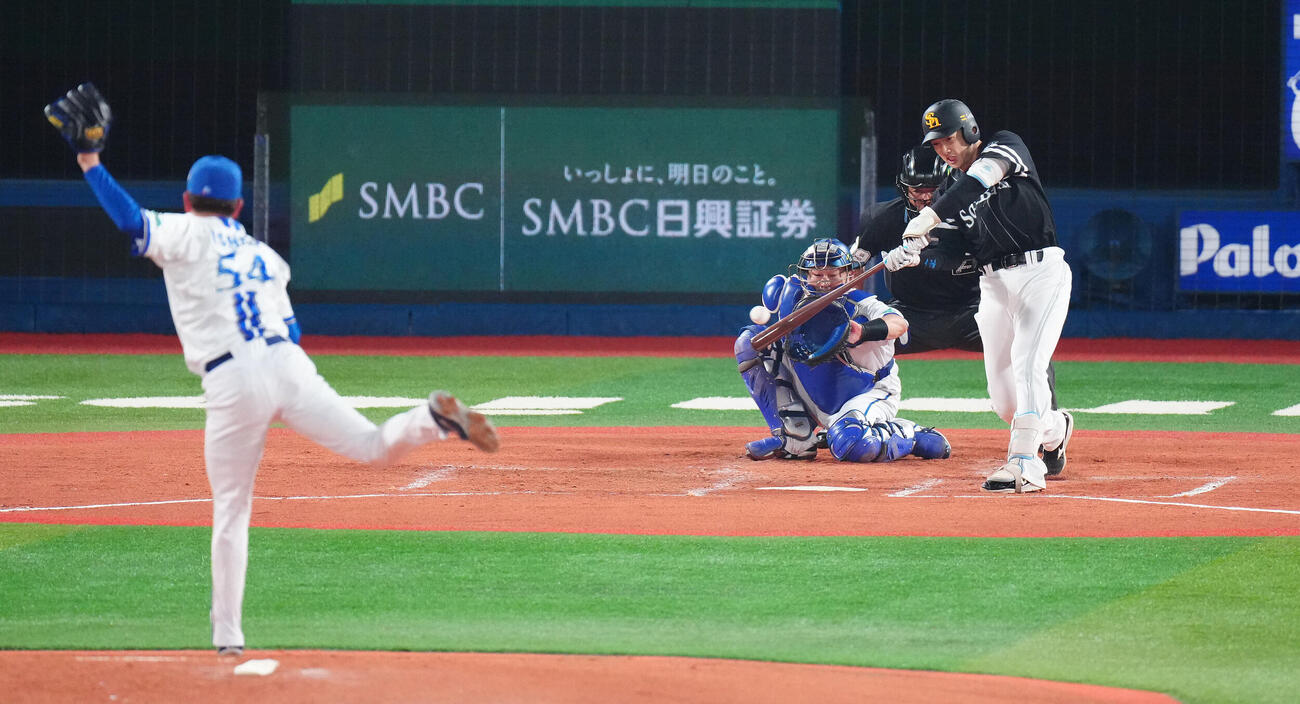 DeNA対ソフトバンク　2回表ソフトバンク無死、安打を放つ山本祐大。投手石田裕太郎（撮影・鈴木みどり）