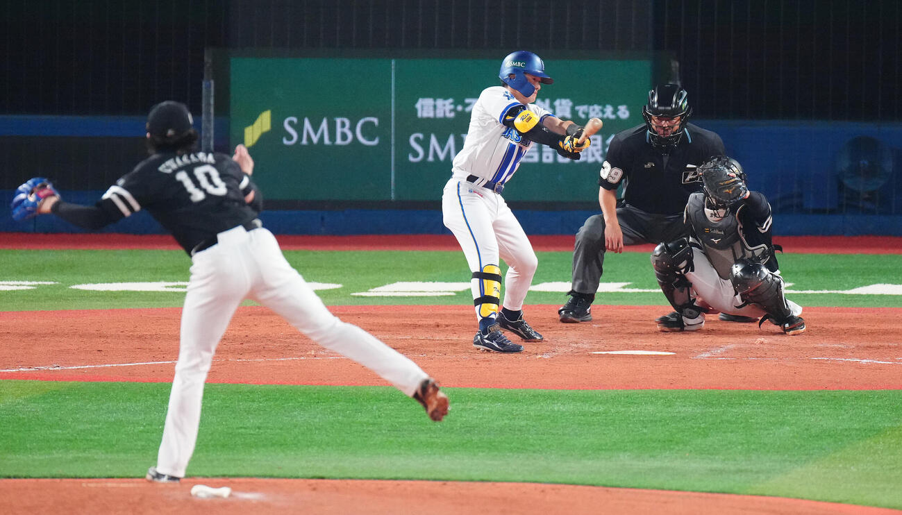 DeNA対ソフトバンク　4回裏DeNA2死一塁、空振り三振に倒れる林琢真。投手上沢直之（撮影・鈴木みどり）