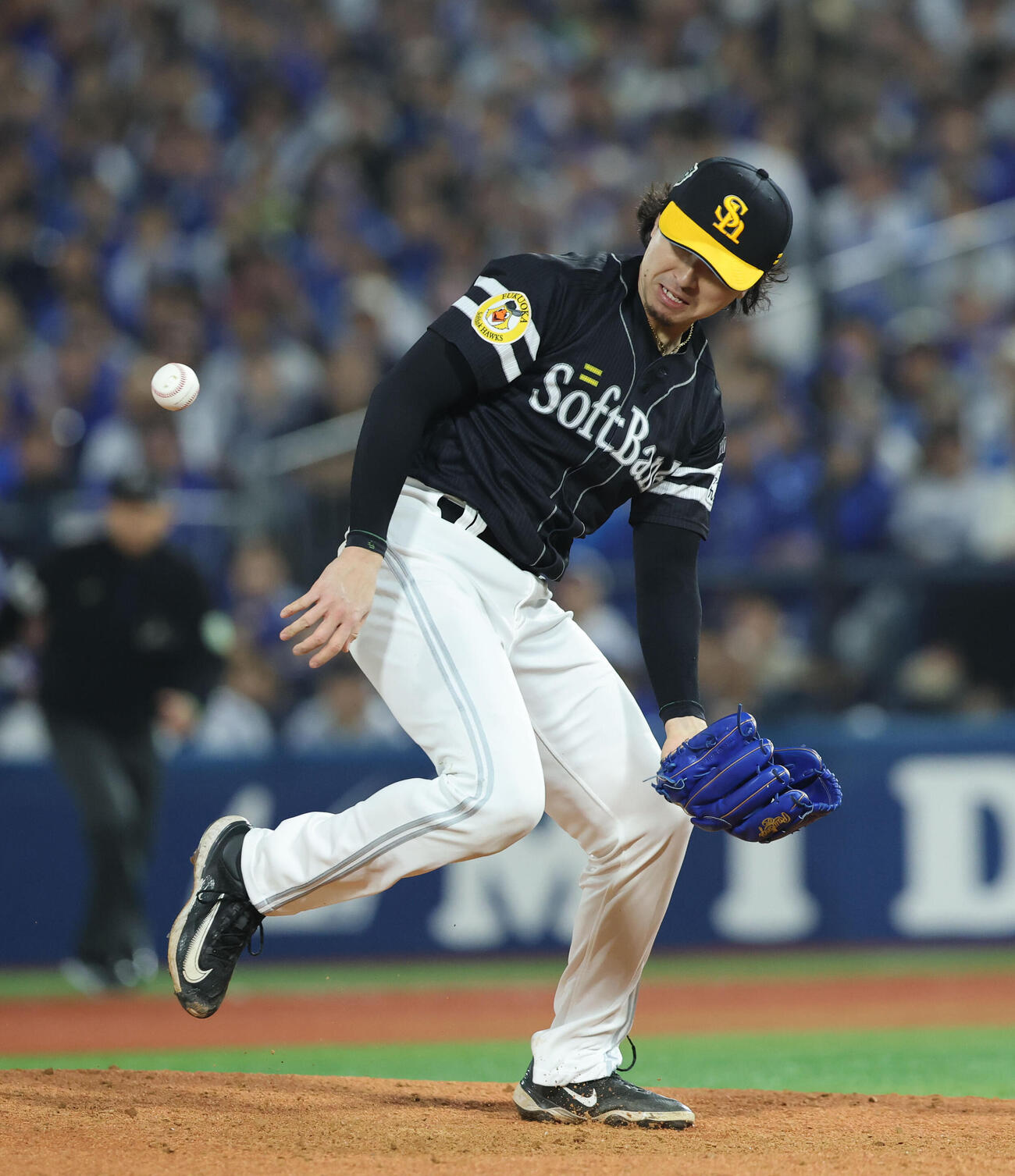 DeNA対ソフトバンク　7回裏DeNA無死、梶原昂希の打球が足に当たるが落ち着いて処理し投ゴロに仕留めた上沢直之（撮影・梅根麻紀）