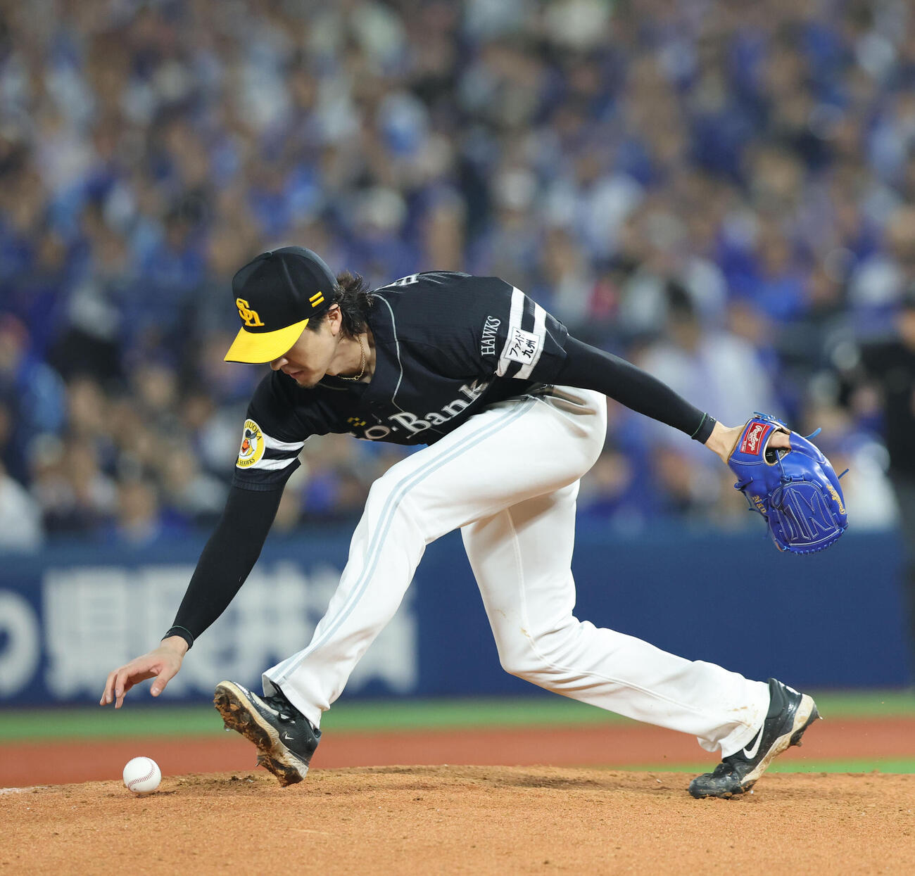 DeNA対ソフトバンク　7回裏DeNA無死、梶原昂希の打球が足に当たるが落ち着いて処理し投ゴロに仕留めた上沢直之（撮影・梅根麻紀）