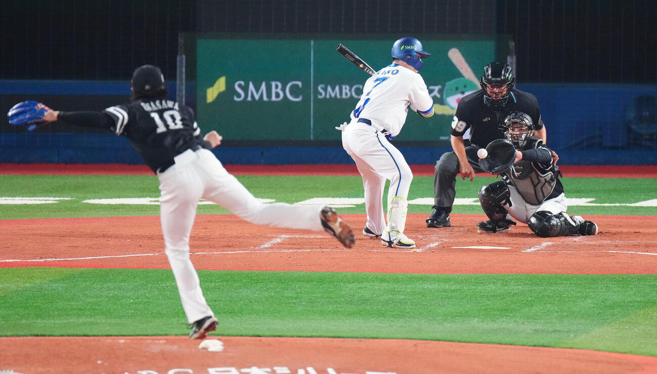DeNA対ソフトバンク　1回裏DeNA無死一、二塁、見逃し三振に倒れる佐野恵太。投手上沢直之（撮影・鈴木みどり）