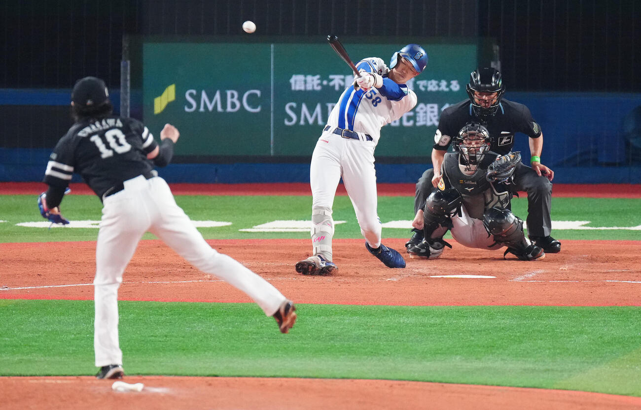 DeNA対ソフトバンク　4回裏DeNA無死一塁、左飛に倒れる梶原昂希。投手上沢直之（撮影・鈴木みどり）