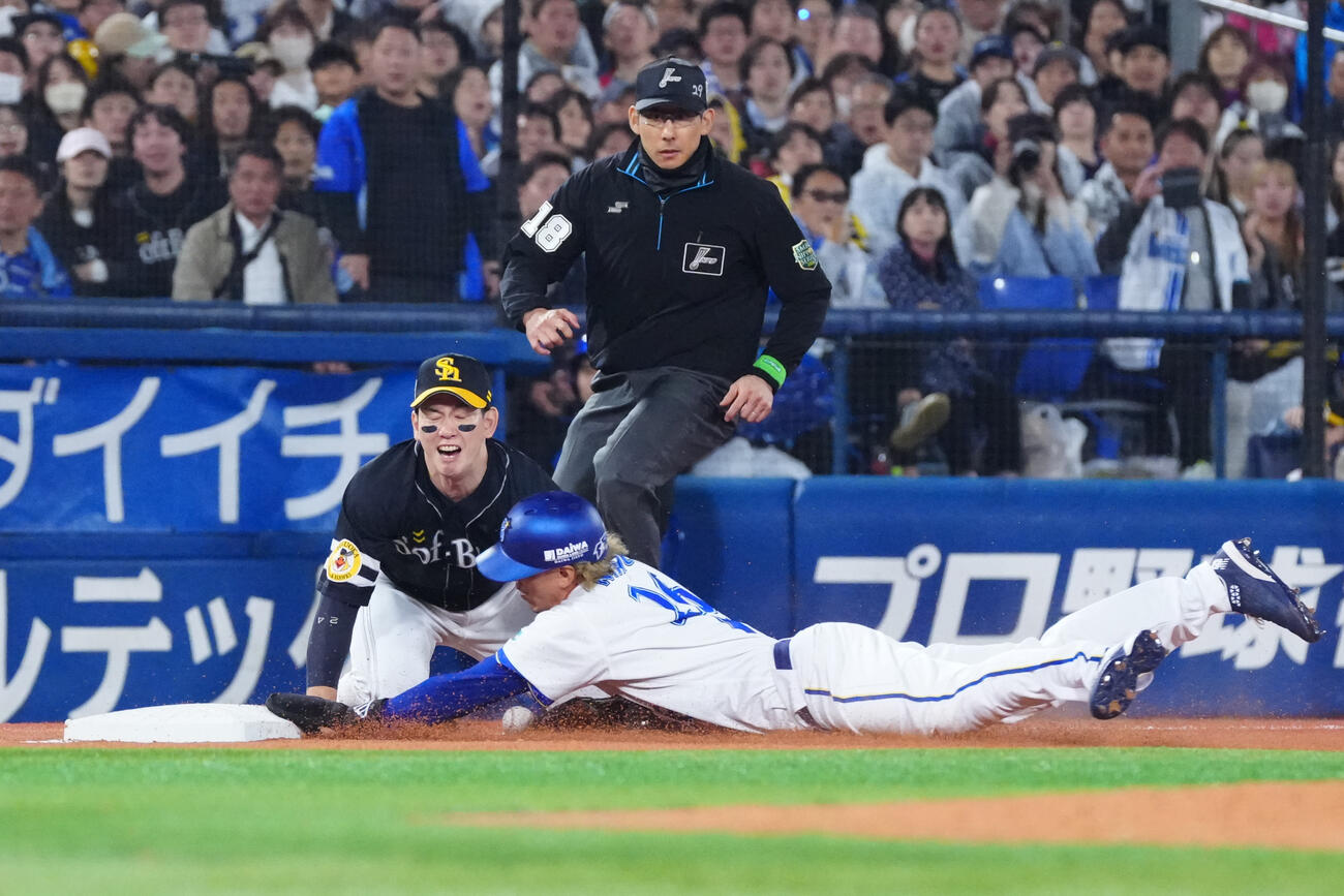 DeNA対ソフトバンク　9回裏DeNA2死二塁、三塁盗塁を決める三森大貴（右）（撮影・江口和貴）