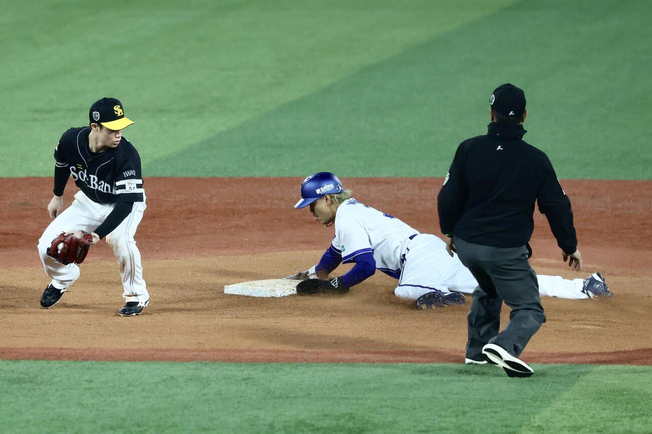 DeNA対ソフトバンク　9回裏DeNA2死一塁、二盗を決める三森大貴（撮影・河田真司）