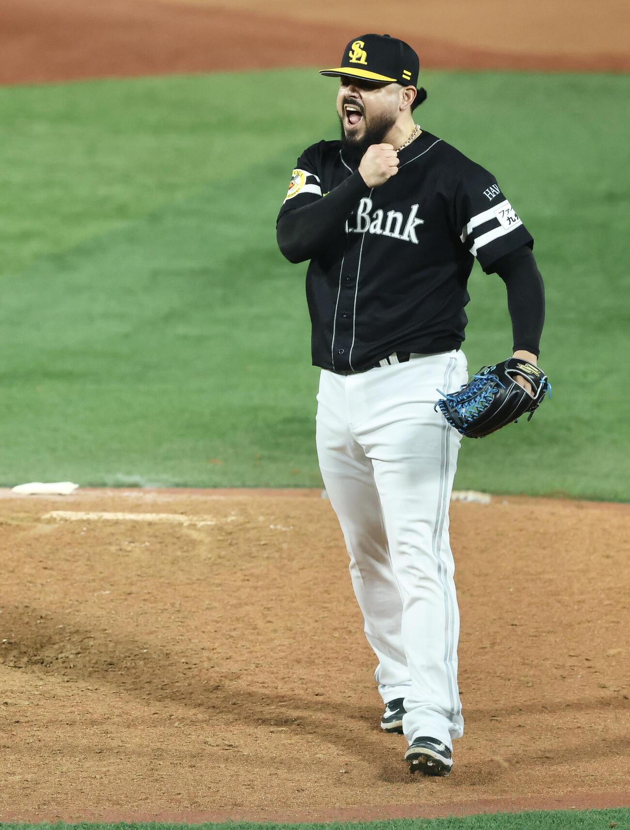 DeNA対ソフトバンク　延長10回裏を抑えるオスナ（撮影・河田真司）