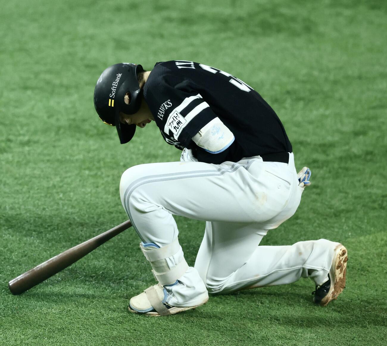 DeNA対ソフトバンク　延長11回表ソフトバンク1死二塁、死球を受ける山本祐大（撮影・河田真司）