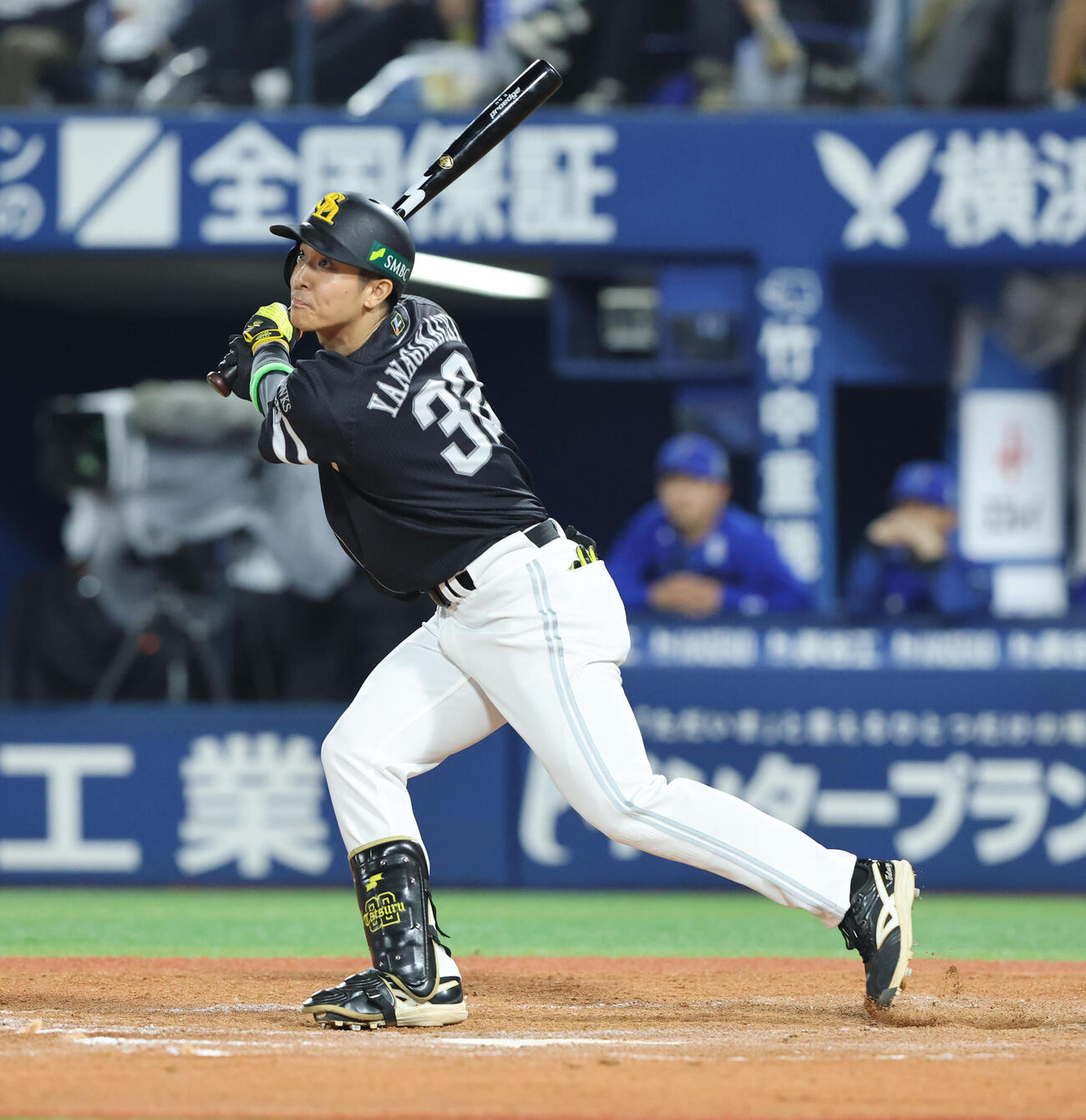 DeNA対ソフトバンク　11回表ソフトバンク1死二、三塁、柳町達は左犠飛を放つ（撮影・梅根麻紀）