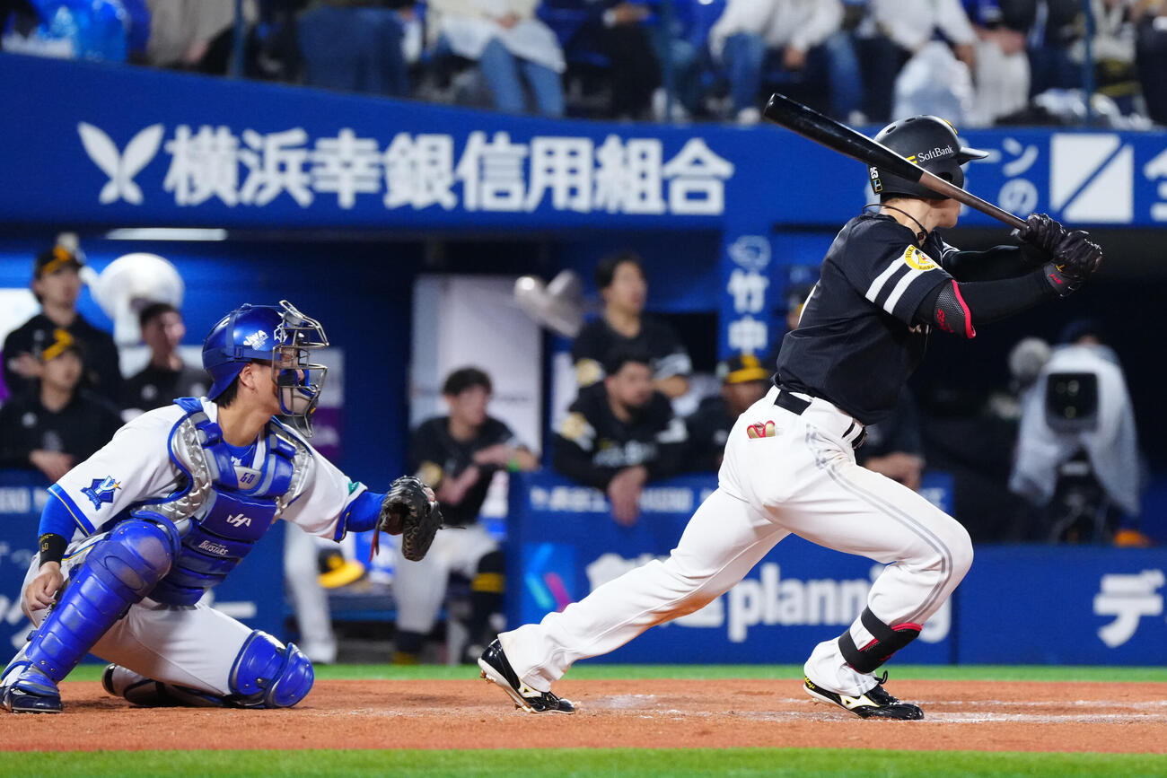 DeNA対ソフトバンク　11回表ソフトバンク1死一、二塁、適時二塁打を放つ庄子雄大（撮影・江口和貴）
