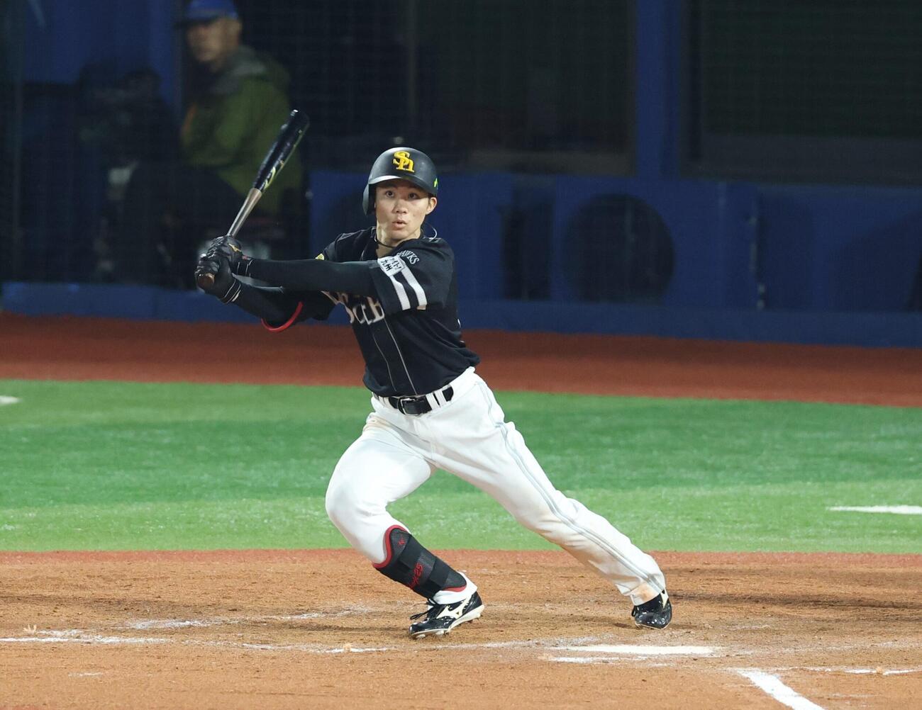 DeNA対ソフトバンク　11回表ソフトバンク1死一、二塁、左越え適時二塁打を放つ庄子雄大（撮影・黒川智章）
