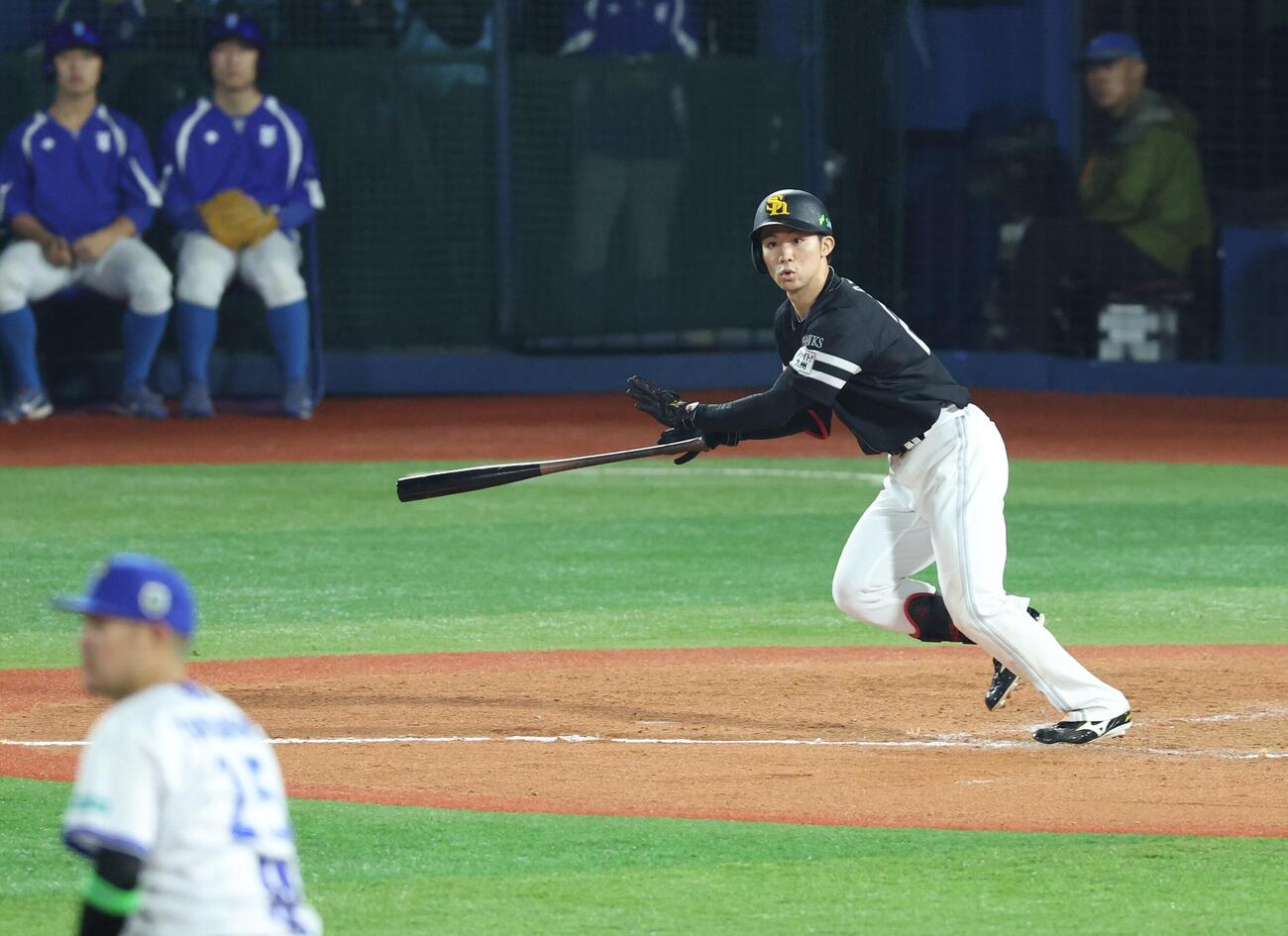 DeNA対ソフトバンク　11回表ソフトバンク1死一、二塁、適時二塁打を放つ庄子雄大（撮影・黒川智章）
